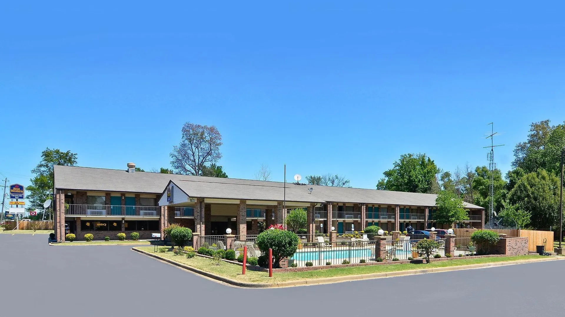 Travelers Inn & Suites - Memphis Hotel