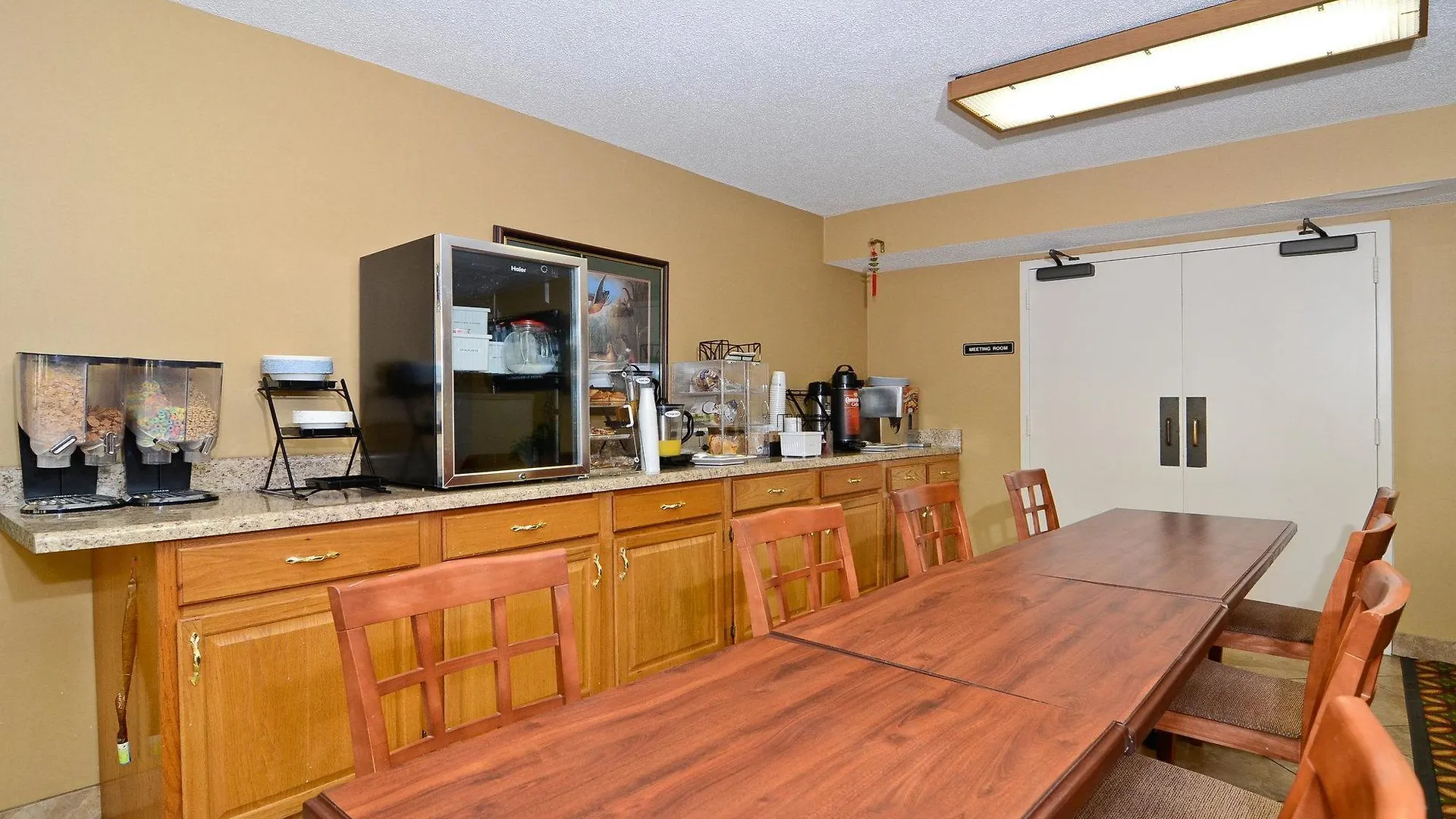 Travelers Inn & Suites - Memphis Hotel