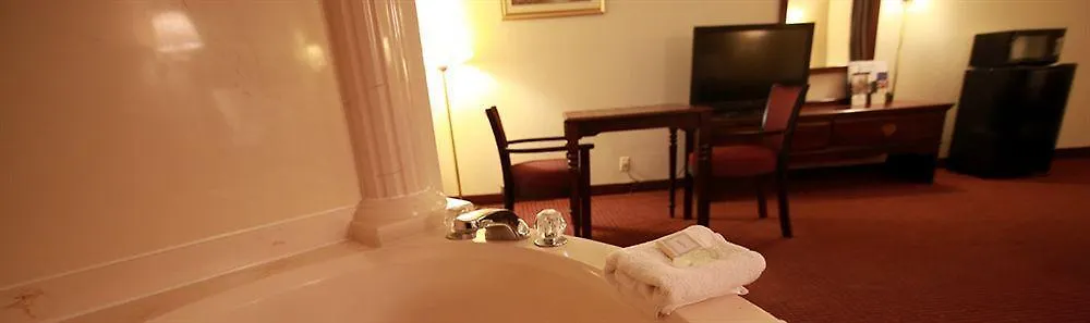 Travelers Inn & Suites - Memphis Hotel